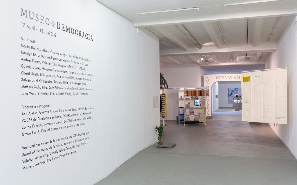 Vista de la exposición "Museo de la democracia" en NGBK Berlin.